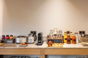 Tägliches inbegriffenes kontinentales Frühstück