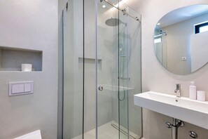 Attic Double Room | Bathroom - Lucciola Boutique Rooms (Budva)