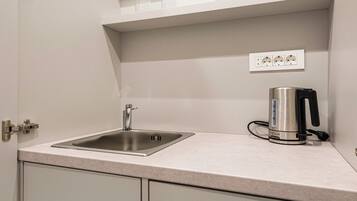 Habitación doble estándar, balcón | Cocina privada