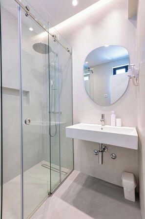 Chambre Double Économique | Salle de bain | Douche, sèche-cheveux, serviettes fournies, savon