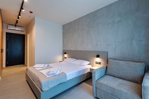Chambre supérieure double | Coffre-fort, espace de travail pour ordinateurs portables