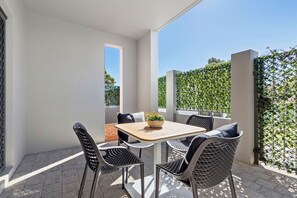 Outdoor dining - Perfect location 2BR 1BTH - Beckenham (Beckenham)