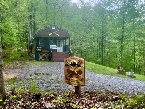 Cozy one-bedroom cabin nestled in the woods beside Stonewall Jackson Resort.