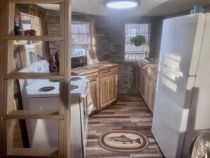 Een koelkast, een microgolfoven, een oven, een kookplaat