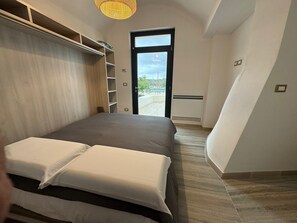 1 chambre, bureau, fer et planche à repasser, lit parapluie