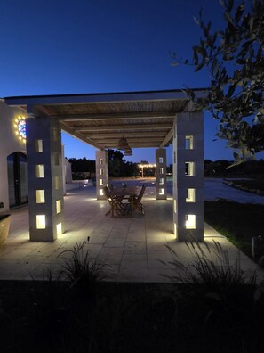Outdoor dining - 4 bedroom villa in puglia (Ostuni)