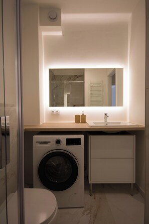 Hair dryer, towels, soap, toilet paper - 1 bedroom condo in vienna (Wien)