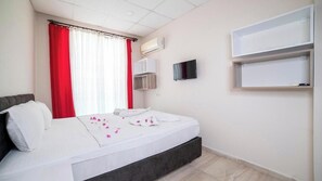 Superior apartman, 1 hálószobával | Íróasztal, laptophoz jól használható munkafelület és vasaló/vasalódeszka