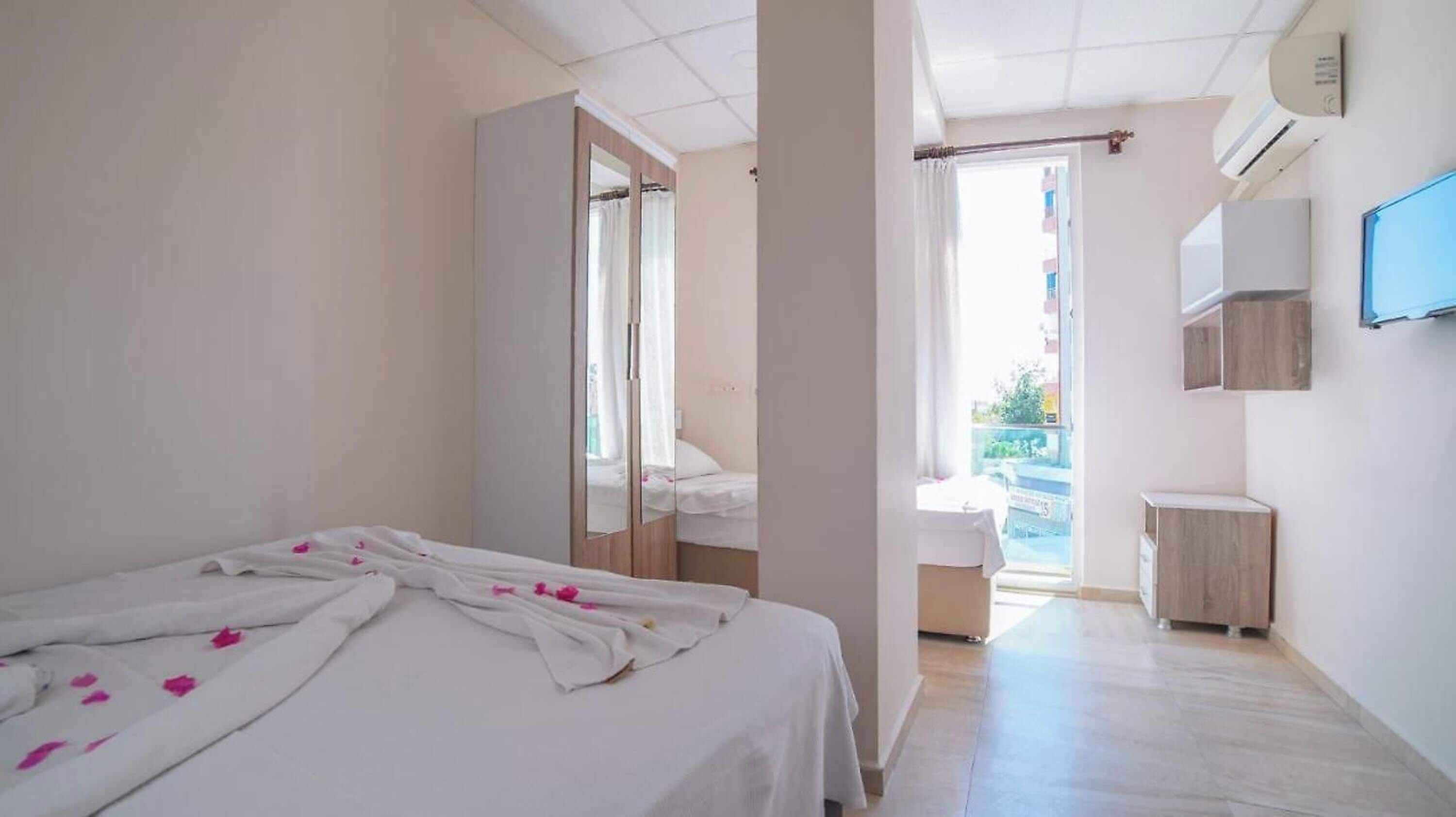 Leilighet – superior, 1 soverom | Skrivebord, skrivebord for bærbar PC og strykejern/-brett