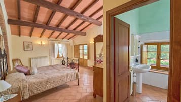 Quarto casal superior, vista para a colina | Wi-Fi de cortesia, roupa de cama