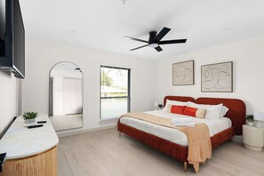 5 bedrooms, desk, iron/ironing board, WiFi