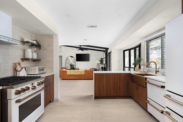 Refrigerador, microondas, horno, placa de cocina