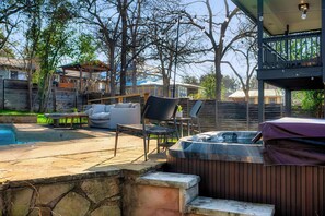 Outdoor spa tub - Upscale Zilker Gem | Pool & Two Kitchens (Austin)