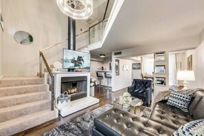 スマートテレビ、暖炉、書斎 / ワークスペース