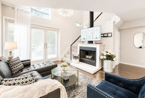 Smart TV, fireplace, offices - Spacious executive loft with premium finishes, dining area, and work-friendly layout. (Dallas)