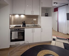 Een koelkast, een oven, een kookplaat, een vaatwasser