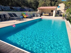 Een buitenzwembad en een verwarmd zwembad