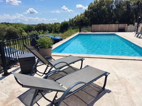 Een buitenzwembad en een verwarmd zwembad