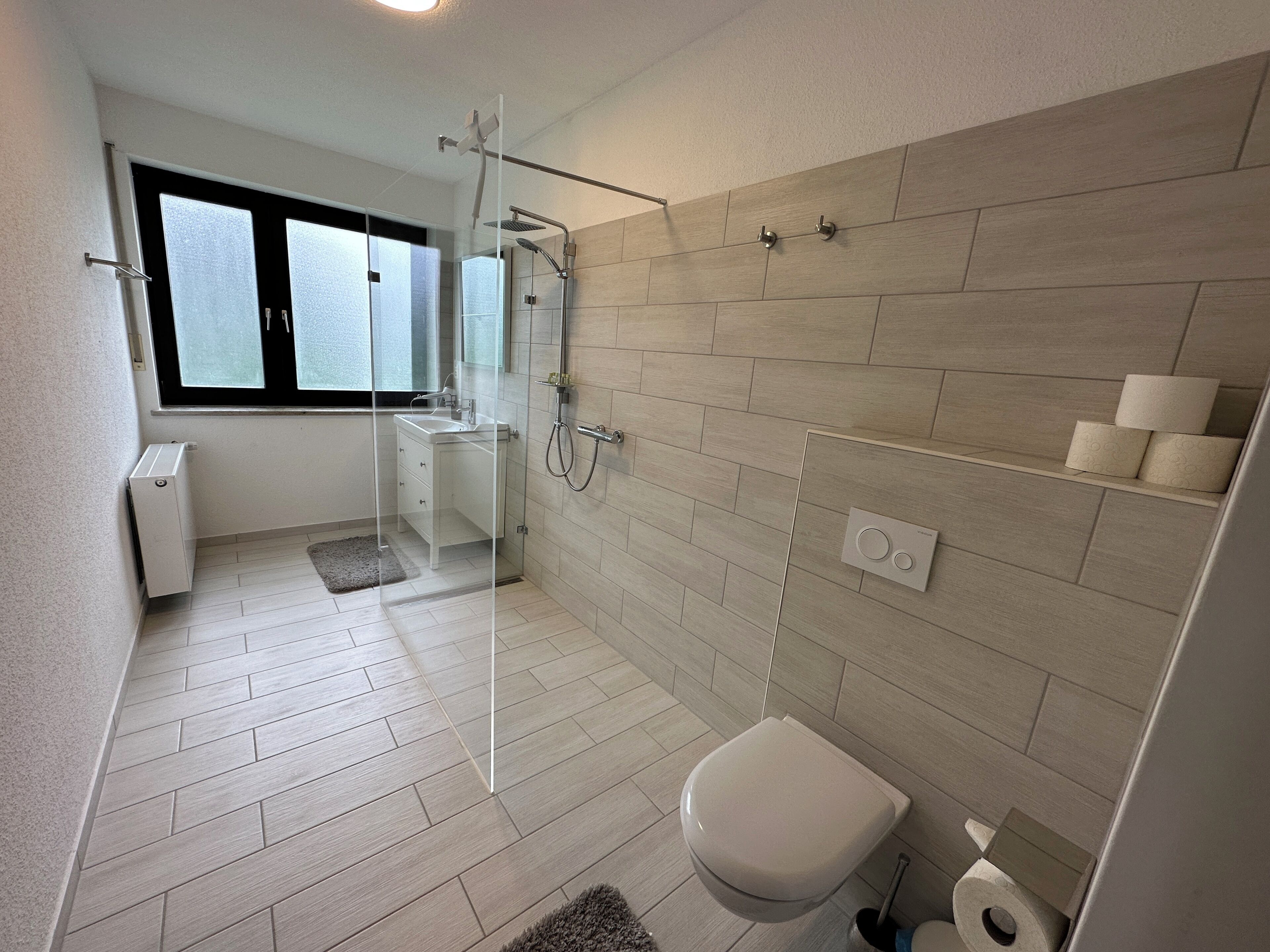 Douche, sèche-cheveux, serviettes fournies, savon