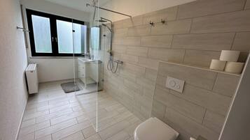 Douche, sĂšche-cheveux, serviettes fournies, savon