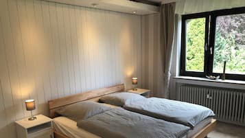 2 habitaciones, tabla de planchar con plancha y cuna de viaje