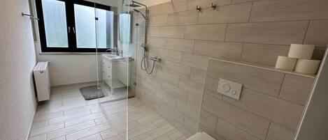 Chuveiro, secador de cabelo, toalhas de banho, sabonete