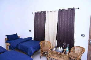 Quarto solteiro econômico | Opções para refeição no quarto