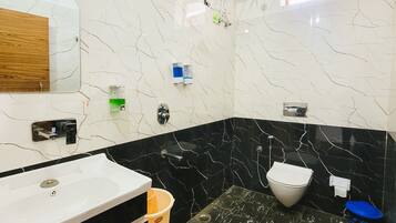 Habitación individual ejecutiva, 1 cama matrimonial, baño privado, vista al jardín | Baño | Regadera, amenidades de baño gratuitas, toallas, jabón