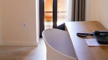 Habitación superior con balcón | Μίνι μπαρ, χρηματοκιβώτιο στο δωμάτιο, γραφείο