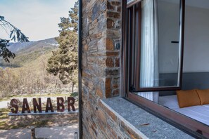 Habitación superior con balcón, dos camas | Minibar, in-room safe, desk, laptop workspace