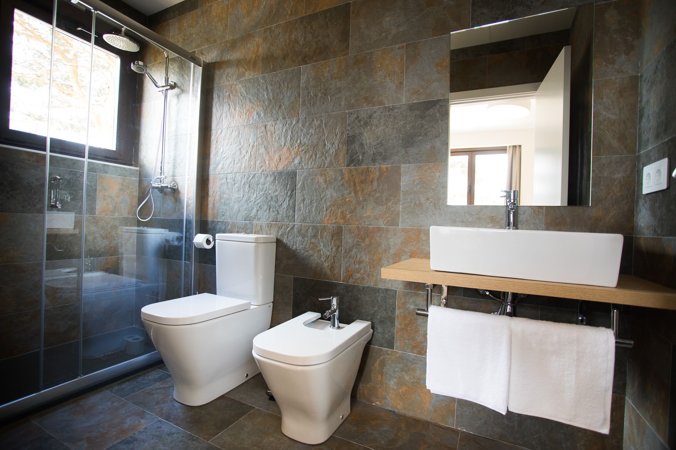 Habitación superior con balcón, dos camas | Baño | Ducha y cabezal de ducha tipo lluvia
