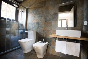 Habitación superior con balcón, dos camas | Bilik Mandi | Pancuran mandi, hulu semburan mandi hujan 