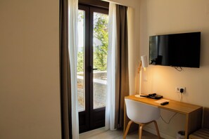 Habitación superior con terraza, dos camas | Minibar, in-room safe, desk, laptop workspace