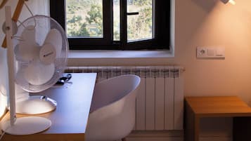 Habitación superior deluxe con vistas al lago | Μίνι μπαρ, χρηματοκιβώτιο στο δωμάτιο, γραφείο