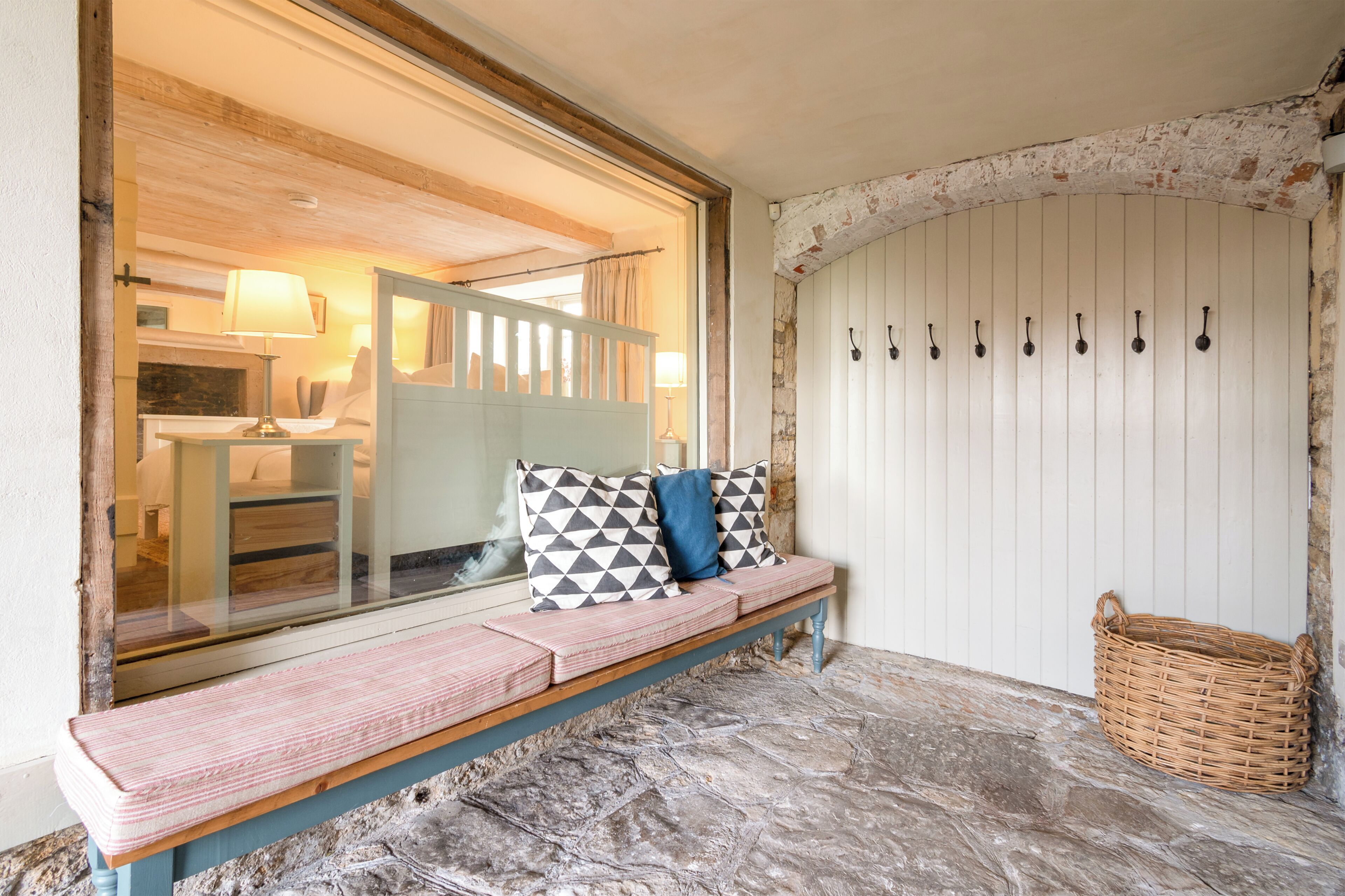 7 bedrooms, desk, iron/ironing board, travel cot