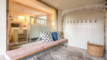 7 bedrooms, desk, iron/ironing board, travel cot