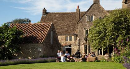 Luxury Historic House for Grp accommodation-village location near Bath-Somerset
