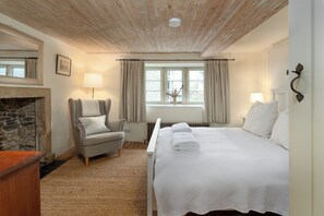 7 bedrooms, desk, iron/ironing board, travel cot