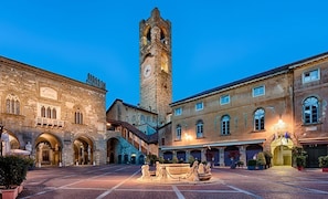 Une place historique, remarquable pour son imposante tour de l’horloge, ses bâtiments en pierre et sa fontaine.