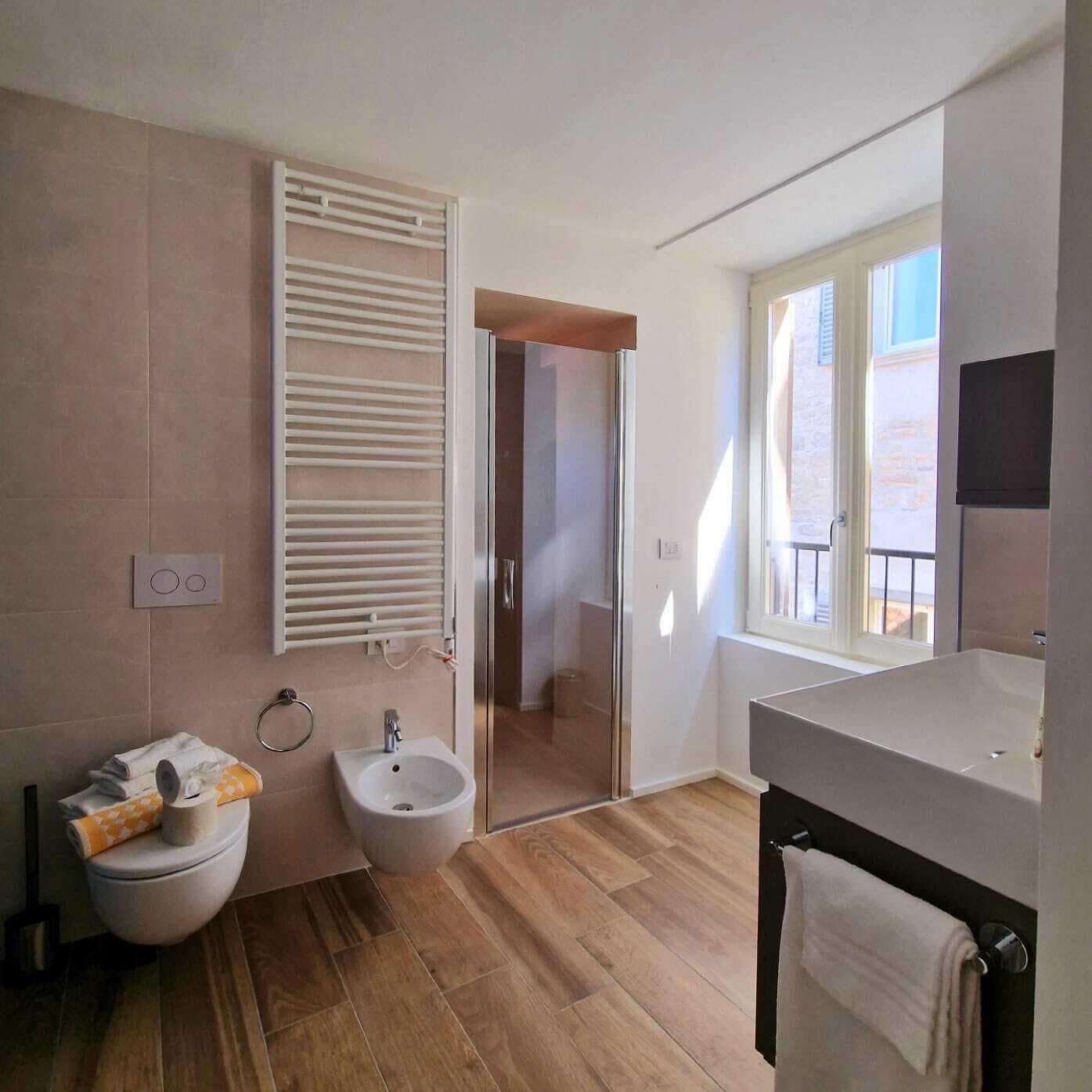 Comfort-Zweibettzimmer | Badezimmer | Kostenlose Toilettenartikel, Haartrockner, Bidet, Handtücher