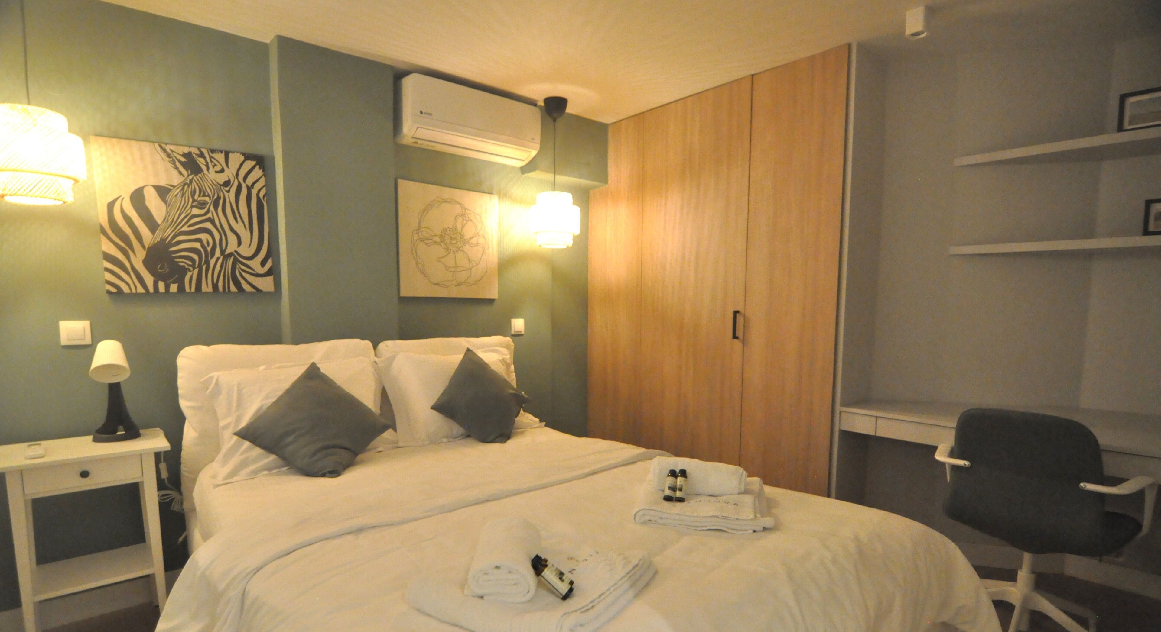 1 habitación, cortinas blackout y tabla de planchar con plancha 