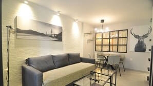 Apartemen Superior, pemandangan kota | Area keluarga | Televisi layar datar 50-inci dengan saluran TV digital dan film berbayar
