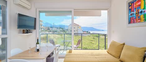 Departamento, vista al mar | Área de sala de estar