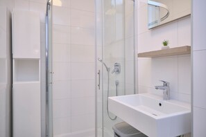 Căn hộ, quang cảnh biển | Phòng tắm | Buồng tắm vòi sen, máy sấy tóc, khăn tắm, xà phòng 