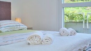 1 habitación, sistema de insonorización y tabla de planchar con plancha 