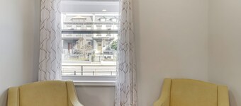 < 1 Mi to Howard University: Townhome w/ Deck
