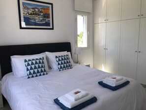 1 slaapkamer, een bureau, een strijkplank/strijkijzer, wifi