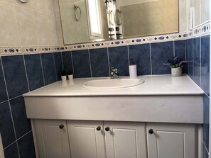 Chuveiro, secador de cabelo, toalhas de banho 