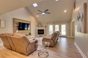 House (4 Bedrooms) | Interior - Waterfront Home w/ Fishing Dock in Tallahassee! (Tallahassee)
