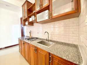 Mikrobølgeovn, kokeplater, vannkoker og hurtigmikser